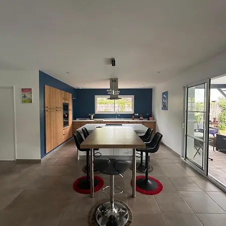 Maison Familiale A Avec Piscine Et Parking - Fr-1-319-617